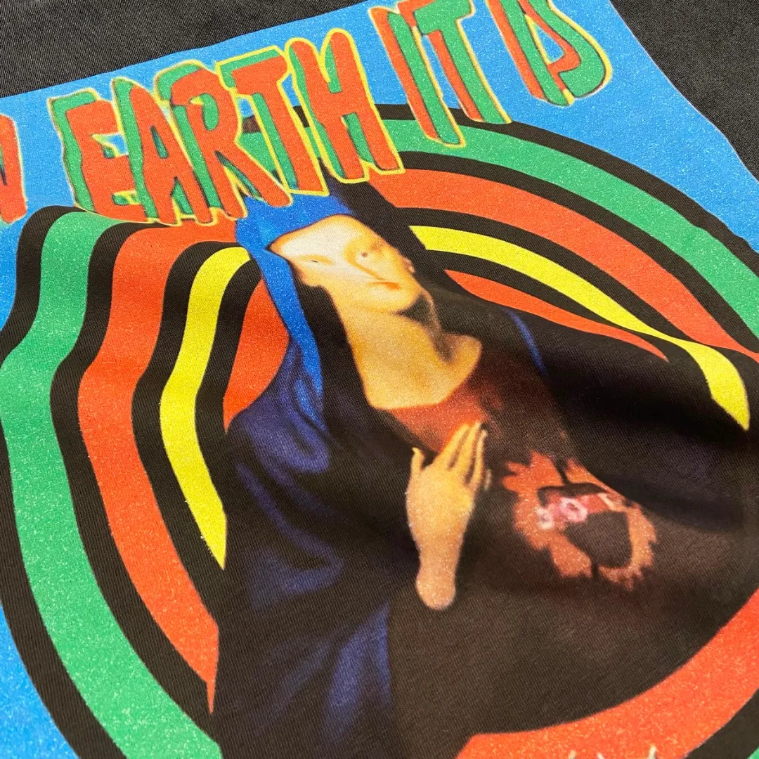 American-style Saint Michael Virgin and Child Earth retro printed washed and distressed short-sleeved men's and women's T-shirts. Digital white ink direct injection. The fabric is breathable and the pattern is three-dimensional and clear. Fabric: Double yarn 240g Style number: S898 Size: S-M-L-XL Color: Black Price: P118